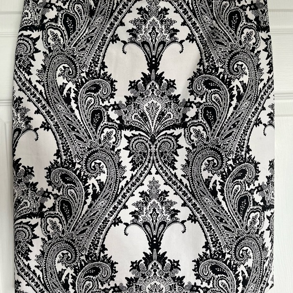 Black and white lined skirt - Picture 2 of 4